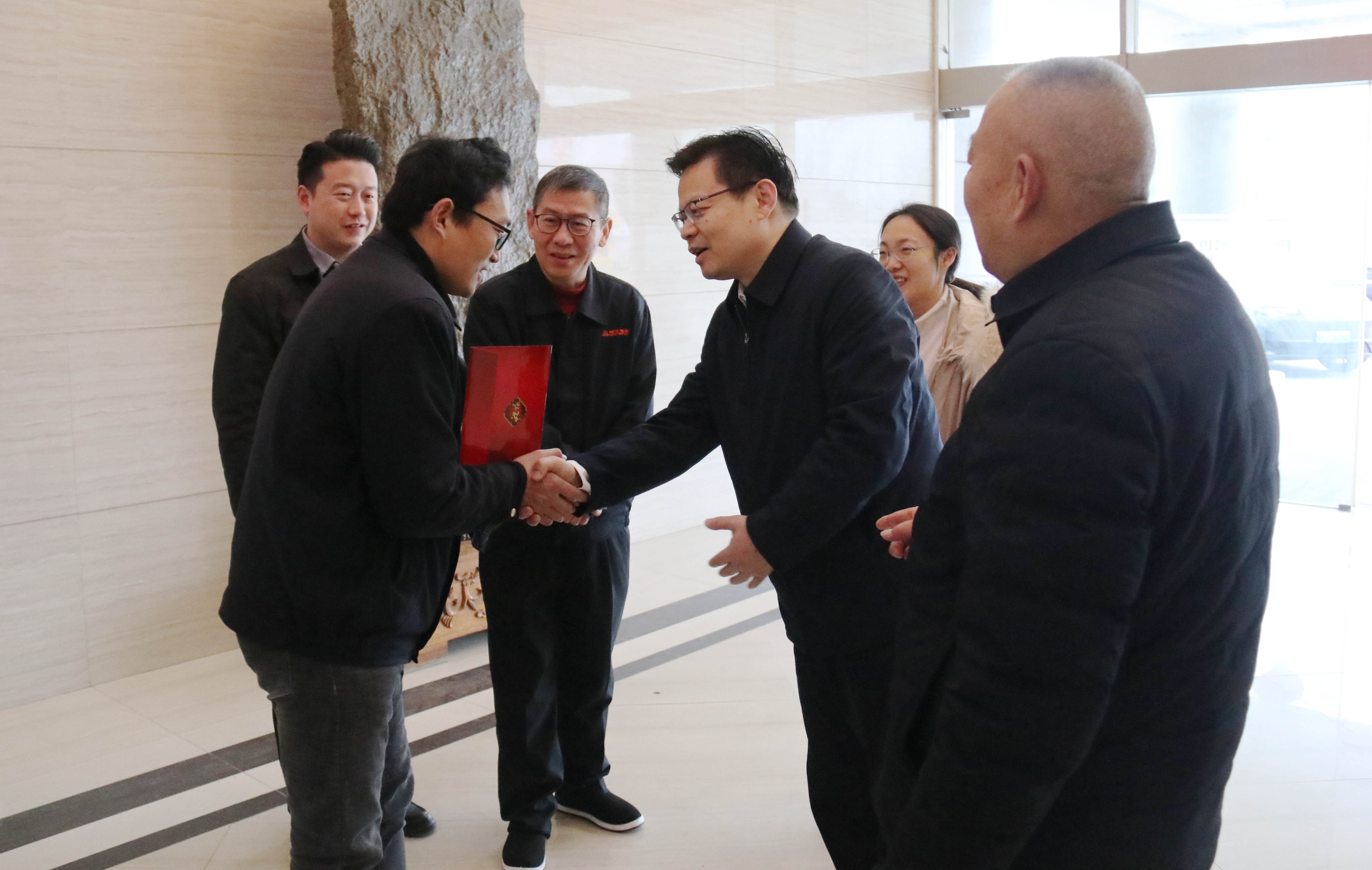 淮北市农业农村局副局长杜曙光来安徽理士慰问困难党员